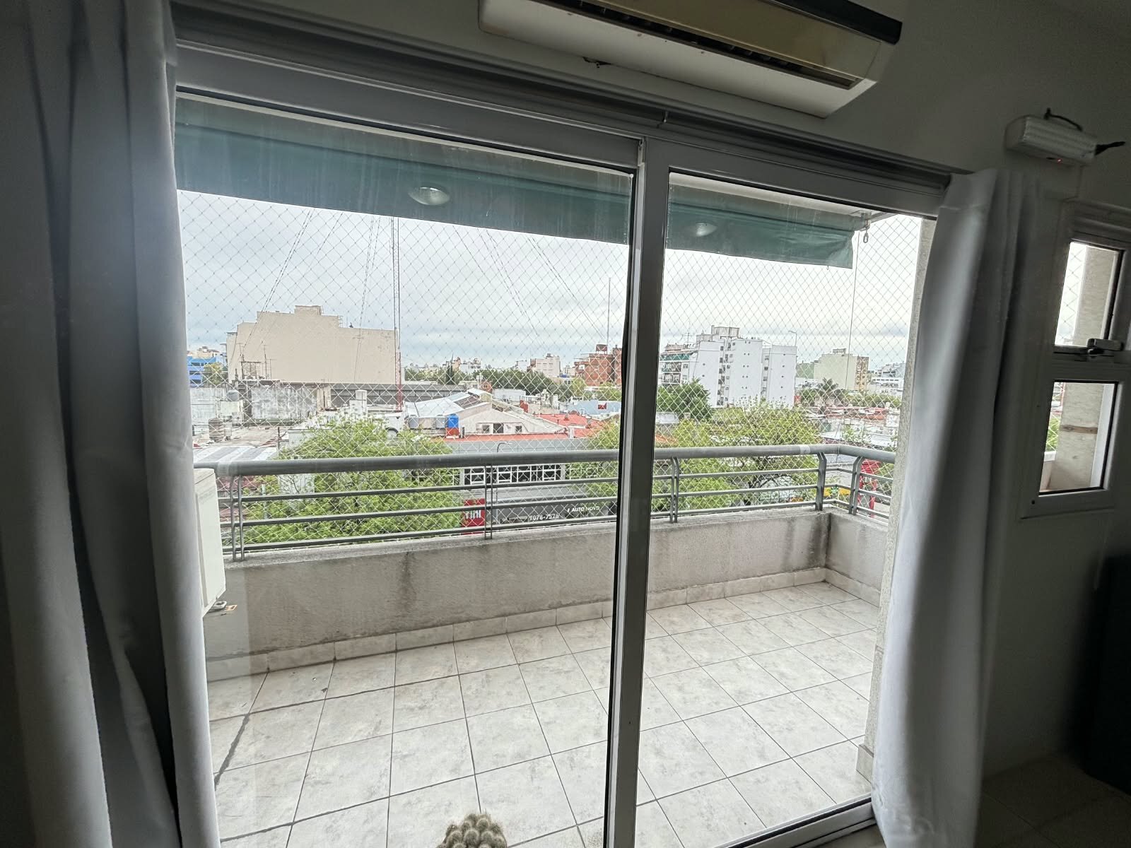 MUY LUMINOSO DEPARTAMENTO DE 2 AMBIENTES AL FRENTE CON BALCÓN – FLORESTA — foto 3