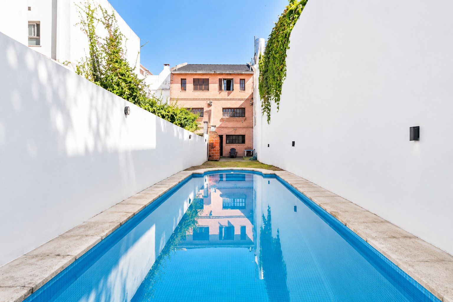 Oportunidad TRIPLEX!!! 5 AMB con PISCINA Y COCHERAS en Pque Chacabuco!! — foto 2