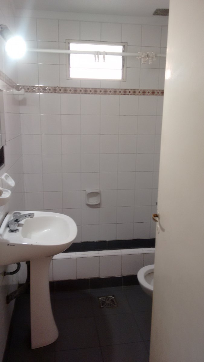 OLIVOS en ALQUILER casa muy comoda con 2 dorm, living comedor, cocina comedor, , baño, garage, patio,jardin y terraza — foto 4