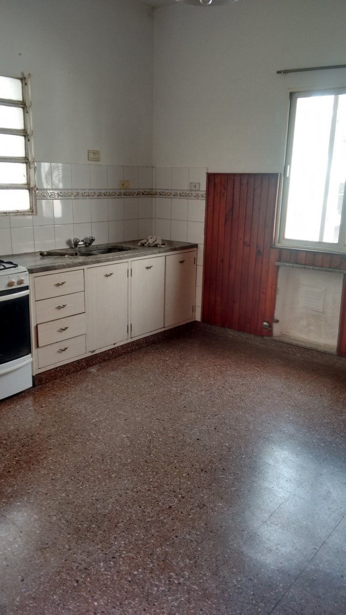 OLIVOS en ALQUILER casa muy comoda con 2 dorm, living comedor, cocina comedor, , baño, garage, patio,jardin y terraza — foto 6
