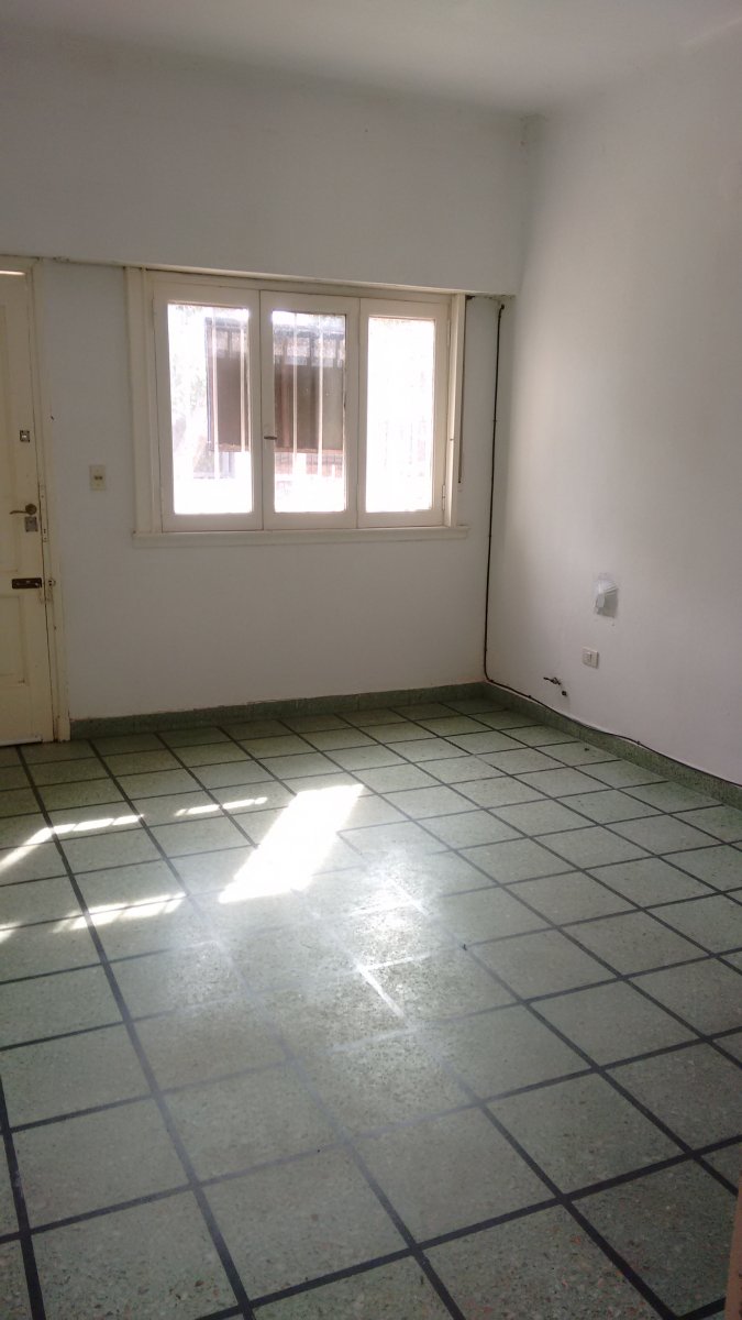 OLIVOS en ALQUILER casa muy comoda con 2 dorm, living comedor, cocina comedor, , baño, garage, patio,jardin y terraza — foto 2