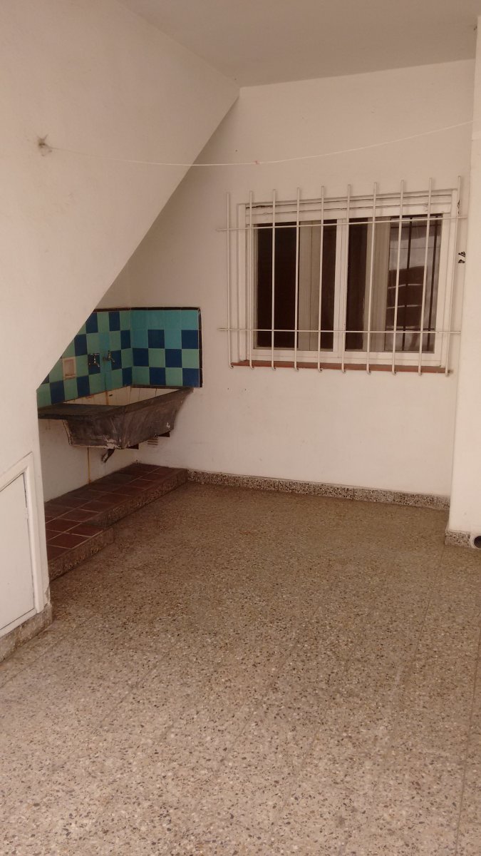 OLIVOS en ALQUILER casa muy comoda con 2 dorm, living comedor, cocina comedor, , baño, garage, patio,jardin y terraza — foto 8
