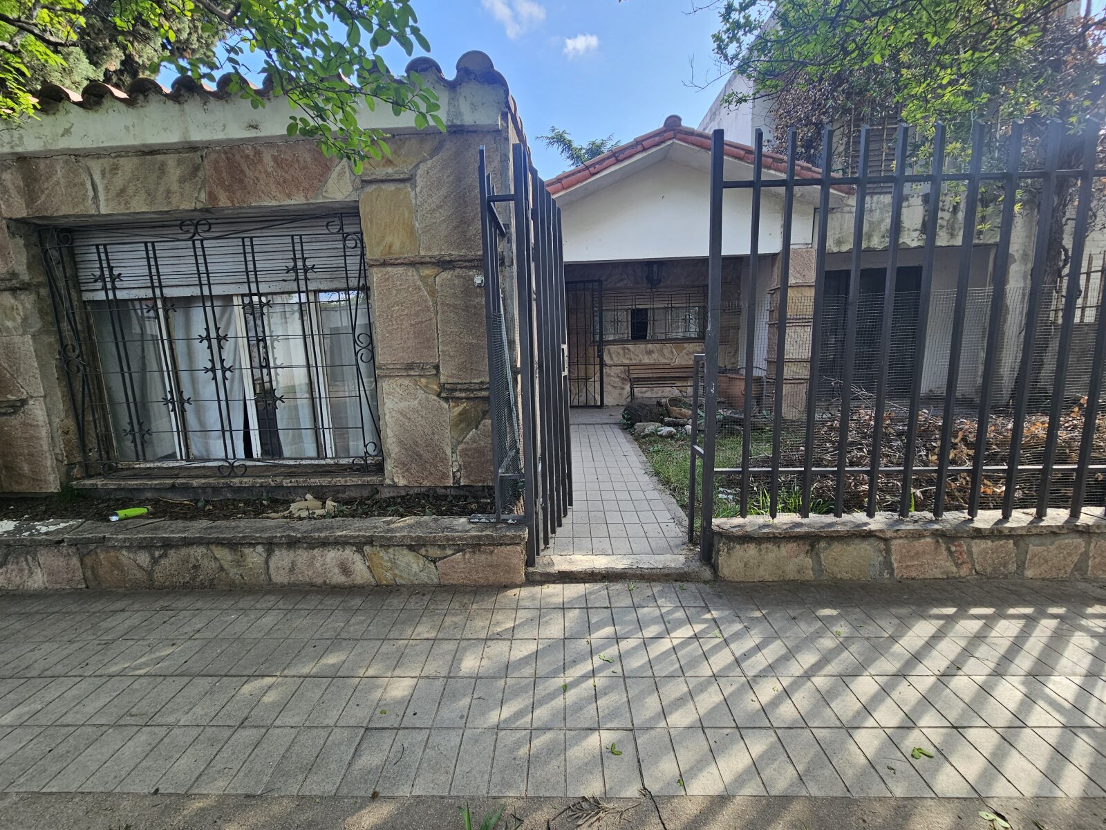 Casa a refaccionar en linda zona para inversión - 16