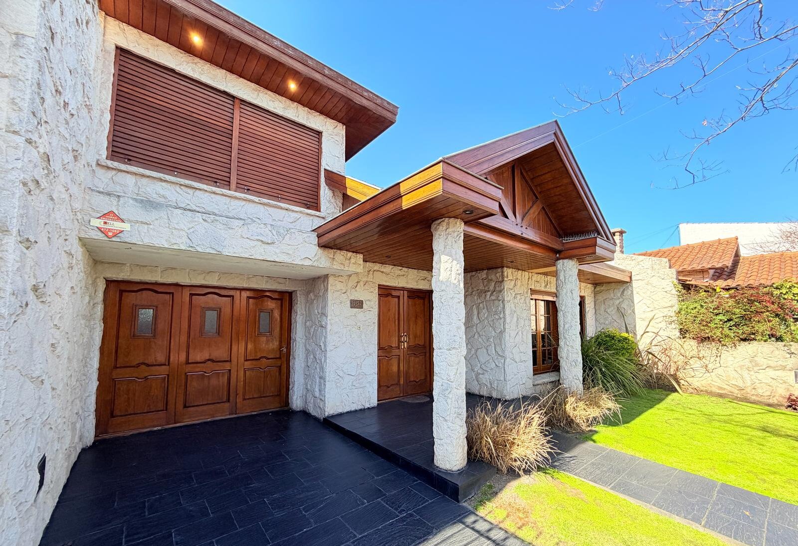VENTA CASA CHALET 4 AMBIENTES CON JARDIN Y GARAGE