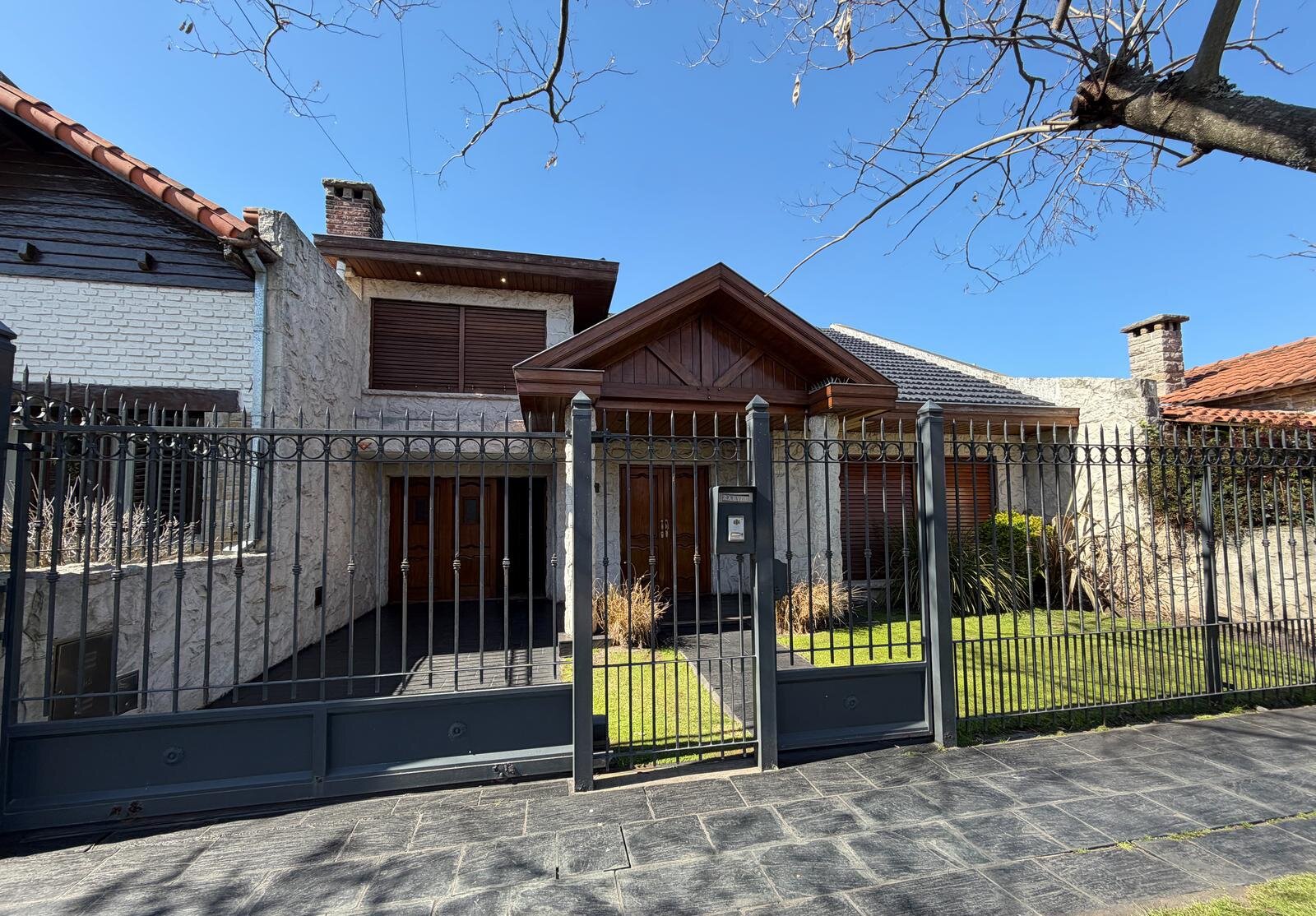 VENTA CASA CHALET 4 AMBIENTES CON JARDIN Y GARAGE — foto 2