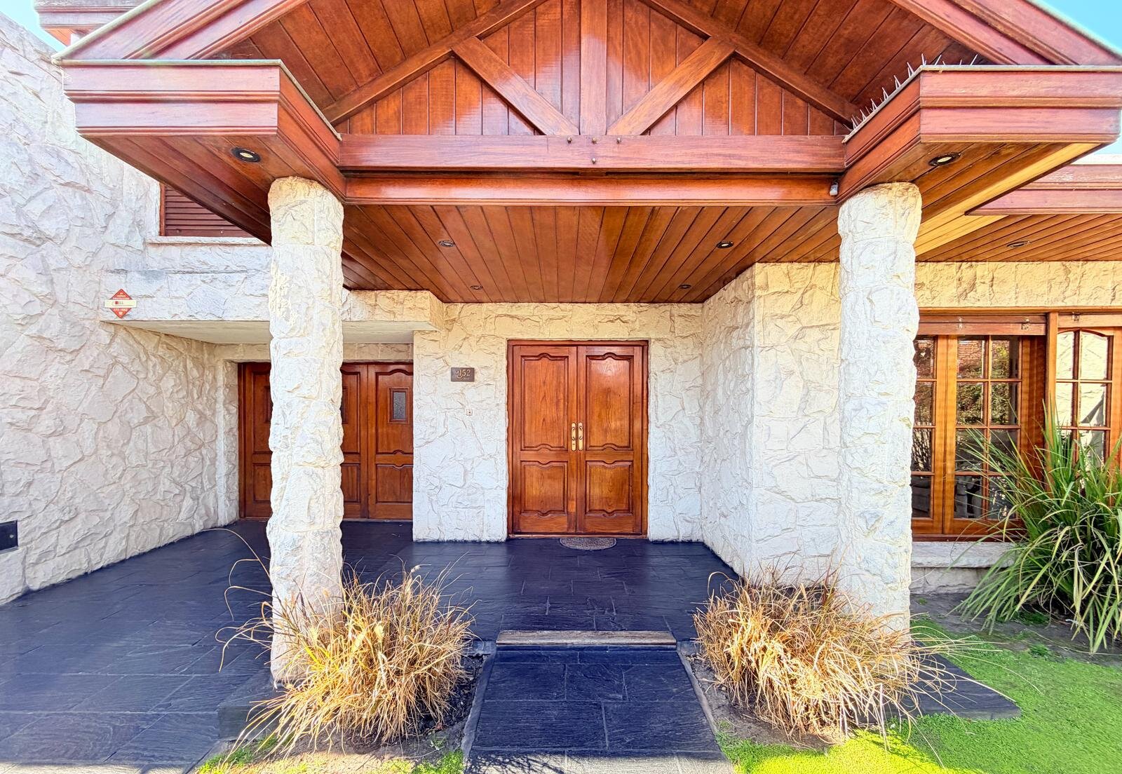 VENTA CASA CHALET 4 AMBIENTES CON JARDIN Y GARAGE — foto 3