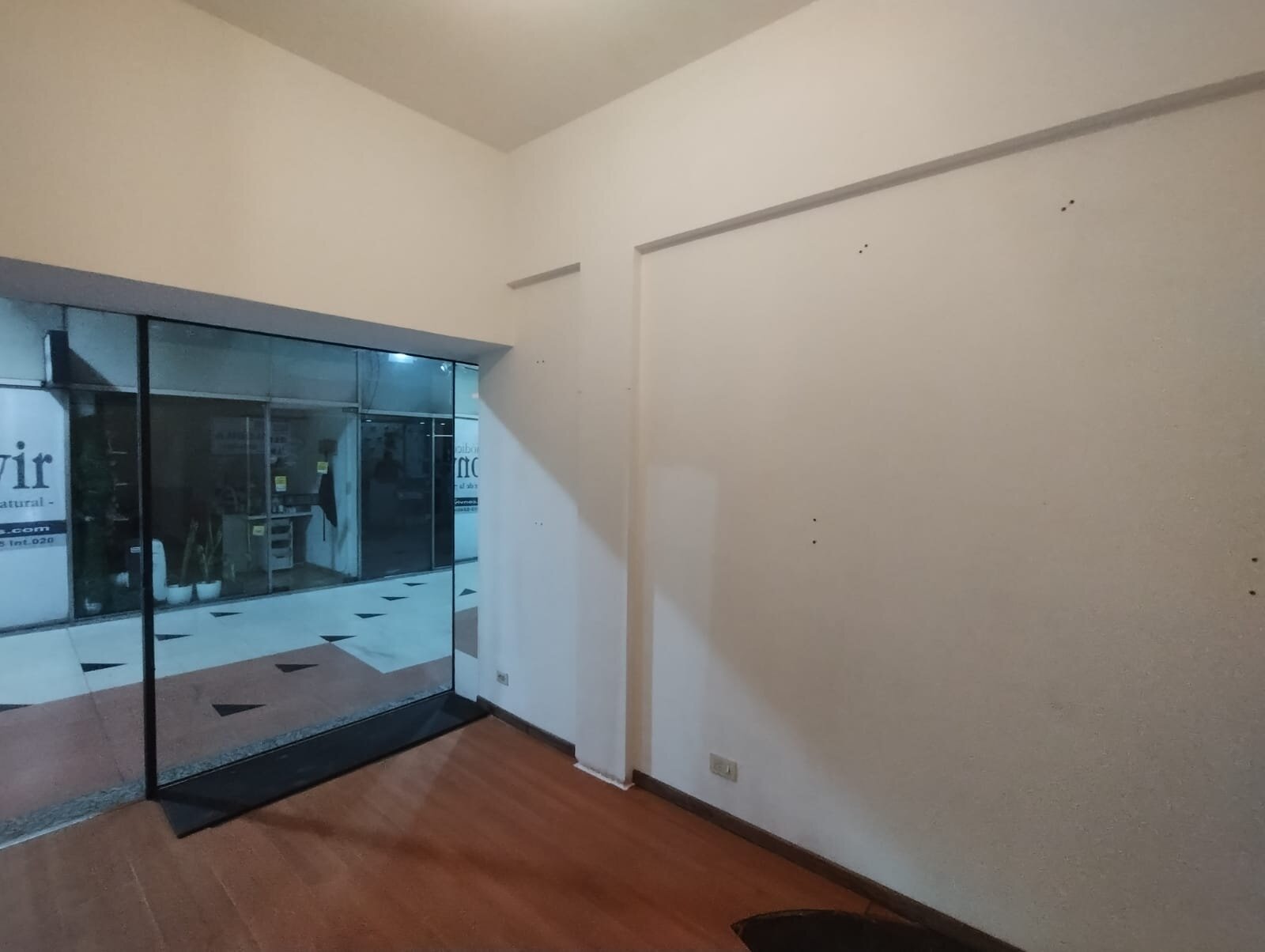 Local comercial en Galería Rustique - PB y Sótano - 18m² - Retiro - 2