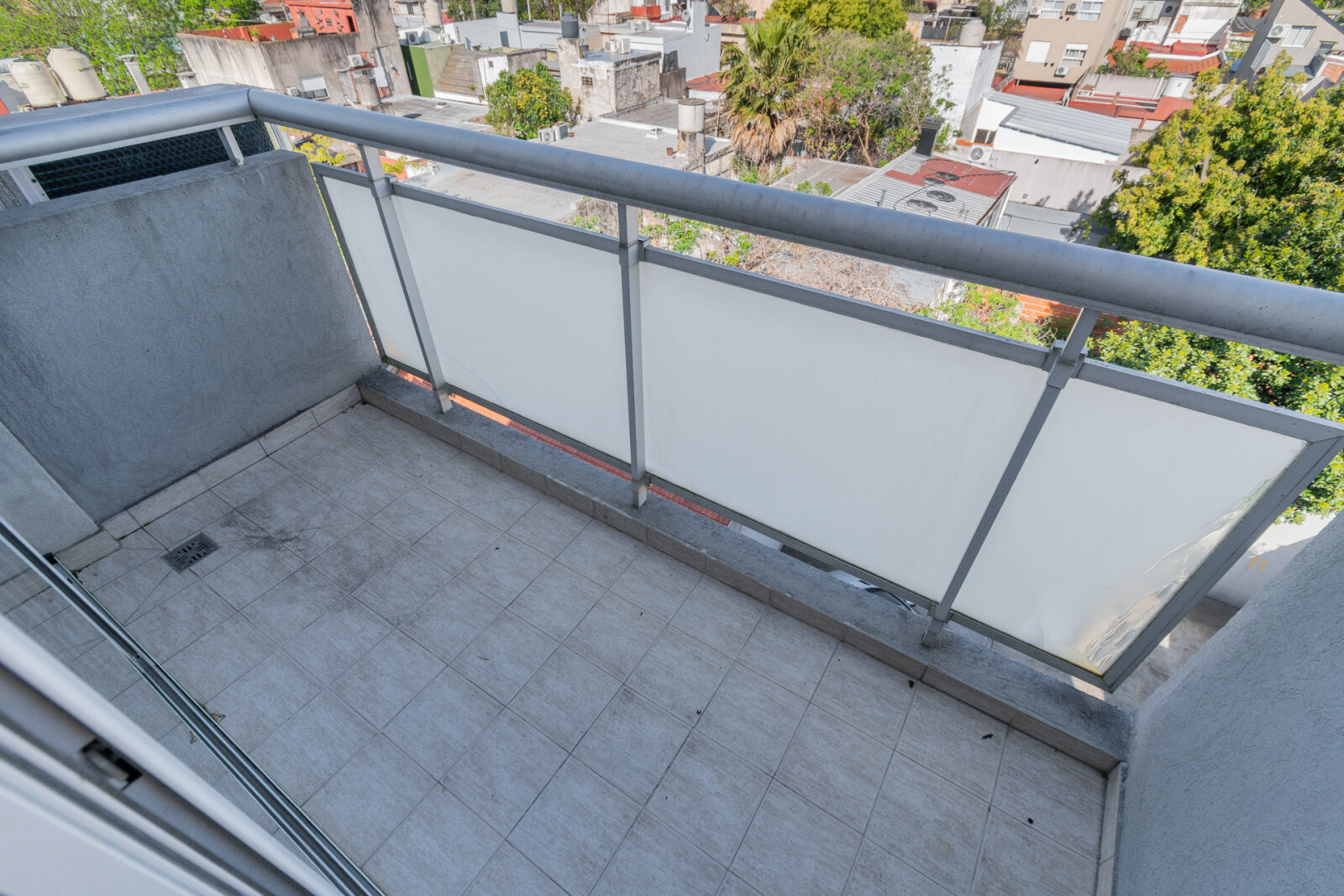 DEPARTAMENTO . CONTRAFRENTE . BALCÓN CON VISTA ABIERTA. COCHERA - 26