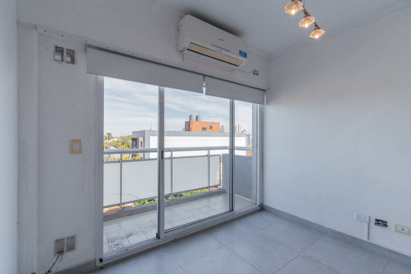 DEPARTAMENTO . CONTRAFRENTE . BALCÓN CON VISTA ABIERTA. COCHERA - 25