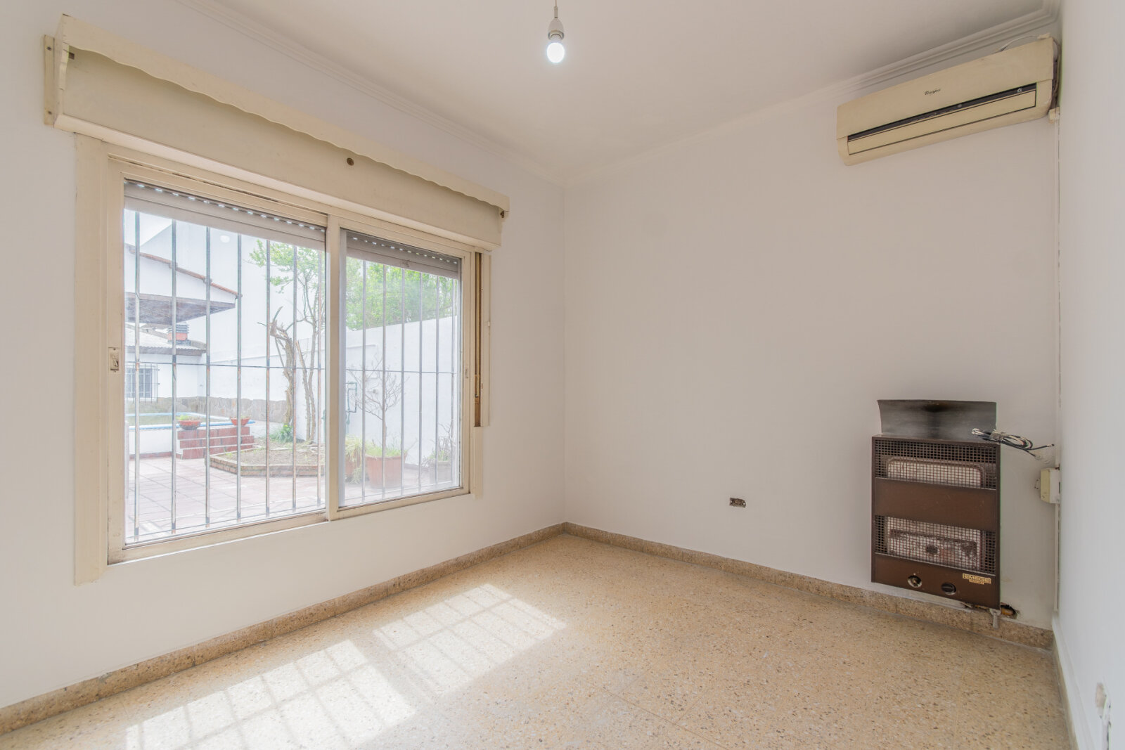 VENTA. CASA. 4 AMBIENTES. PILETA. QUINCHO. TALLER. QUILMES. - 18