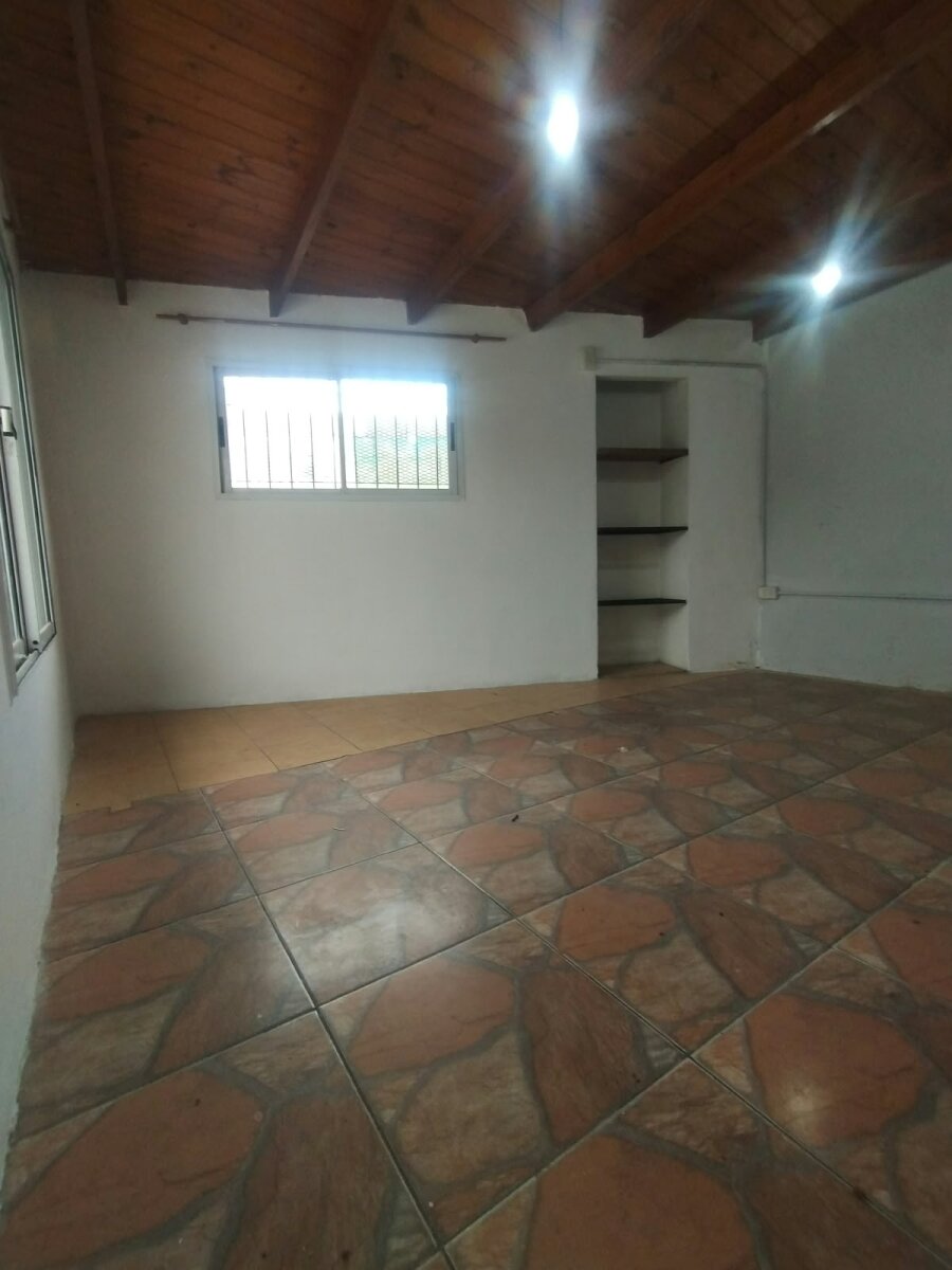001 Casa tres dormitorios en Crisol Norte con cochera, patio y asador - 2