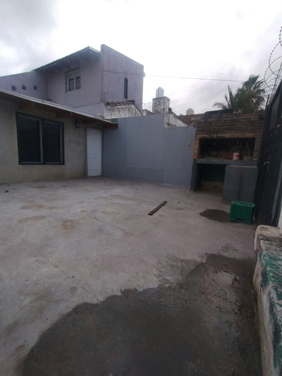 001 Casa tres dormitorios en Crisol Norte con cochera, patio y asador - 1
