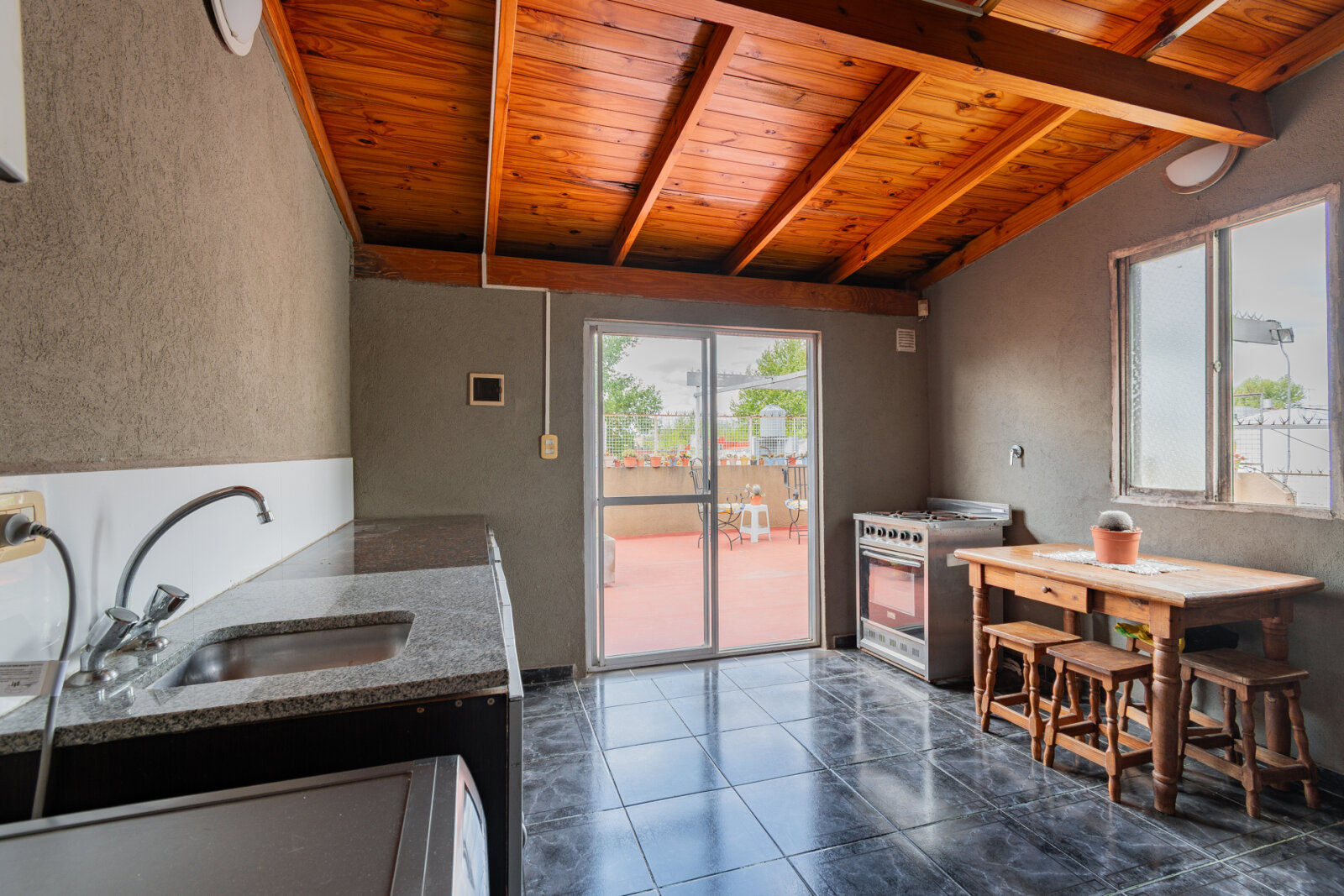 Venta. Casa 4 ambientes. Reciclada. Cochera. Patio. Quincho. Flores - 36