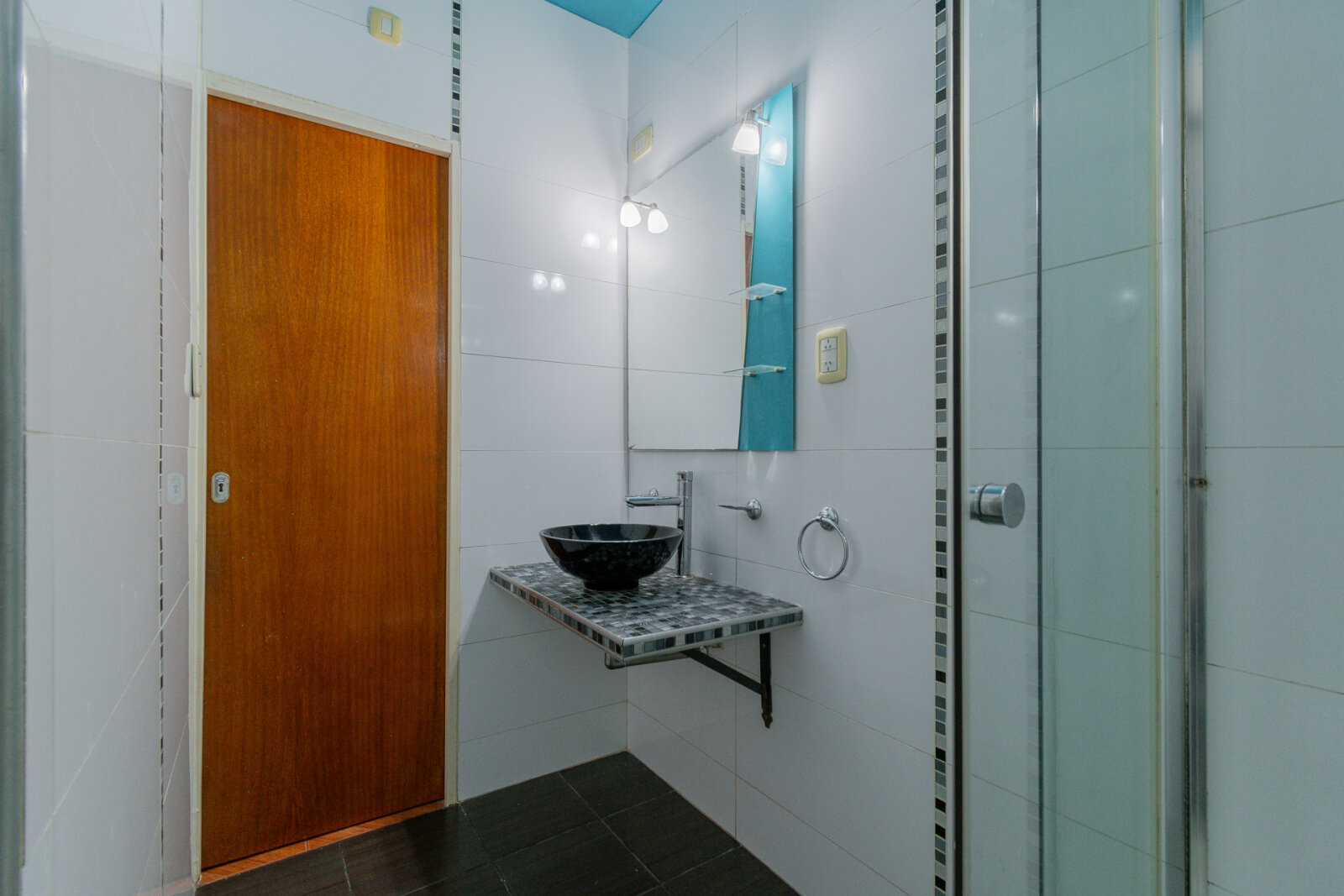 Venta. Casa 4 ambientes. Reciclada. Cochera. Patio. Quincho. Flores - 27