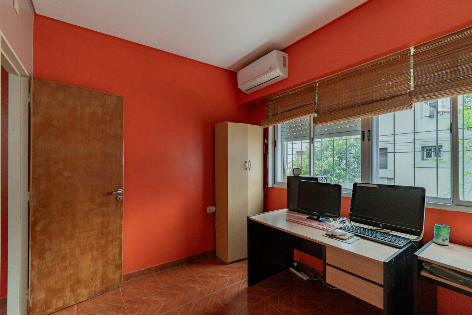 Venta. Casa 4 ambientes. Reciclada. Cochera. Patio. Quincho. Flores - 25