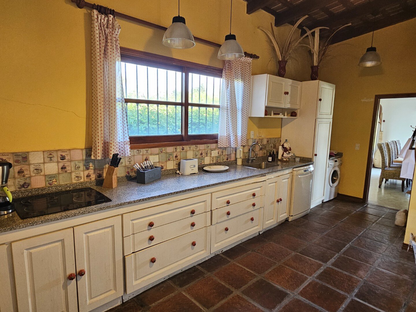 Casa quinta, de tres dormitorios, tres baños y amplio terreno con pileta. Exclente estado - 22