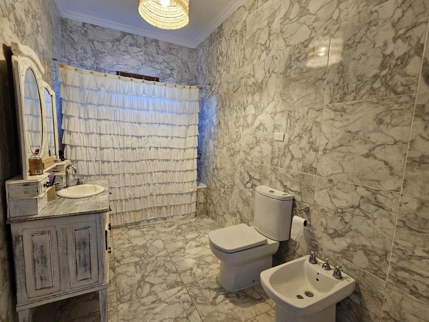 Casa quinta, de tres dormitorios, tres baños y amplio terreno con pileta. Exclente estado - 31