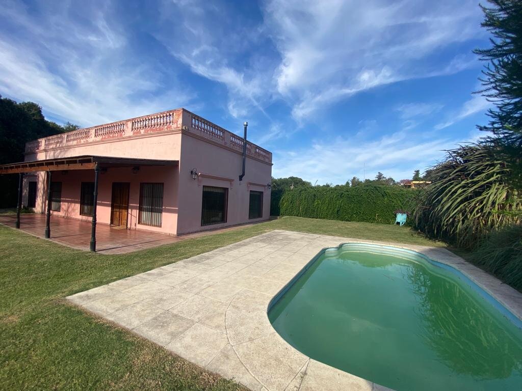 Casa quinta, de tres dormitorios, tres baños y amplio terreno con pileta. Exclente estado — foto 2