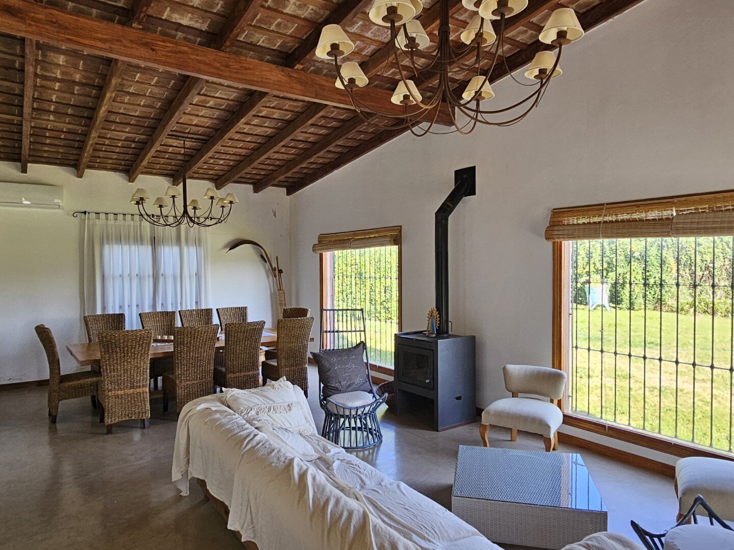Casa quinta, de tres dormitorios, tres baños y amplio terreno con pileta. Exclente estado — foto 7