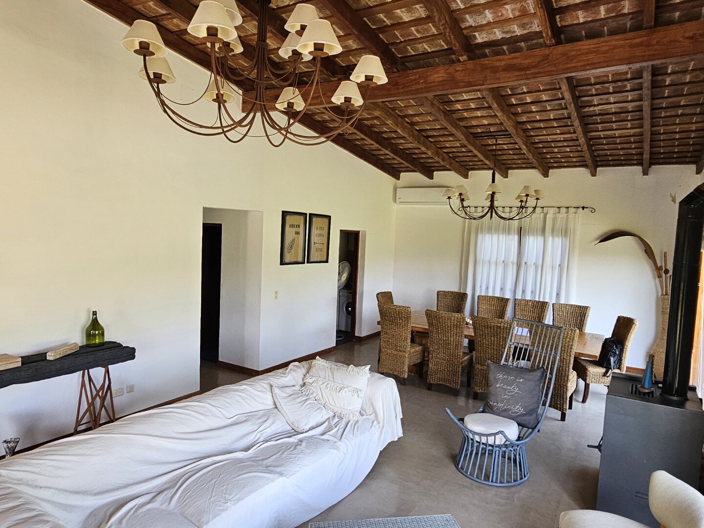 Casa quinta, de tres dormitorios, tres baños y amplio terreno con pileta. Exclente estado — foto 8