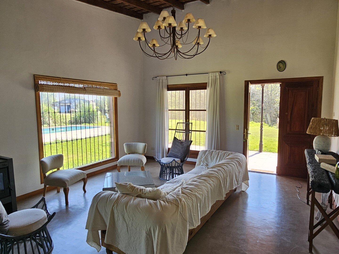 Casa quinta, de tres dormitorios, tres baños y amplio terreno con pileta. Exclente estado — foto 6