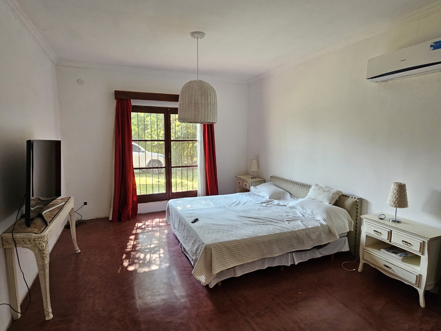 Casa quinta, de tres dormitorios, tres baños y amplio terreno con pileta. Exclente estado - 24