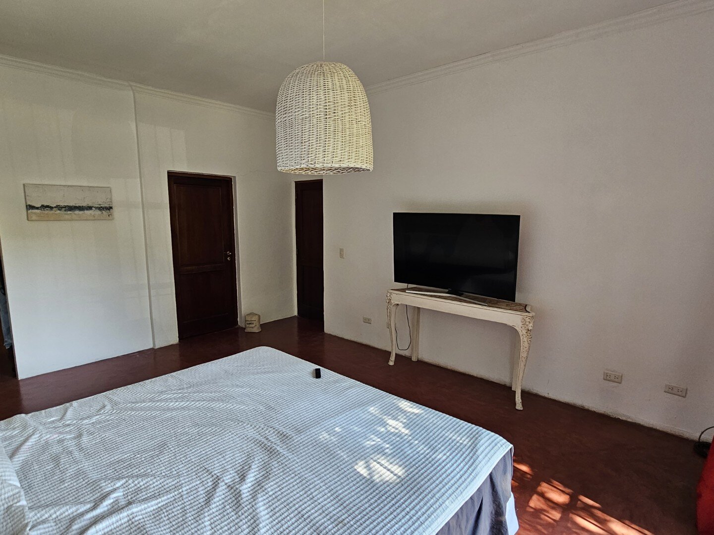 Casa quinta, de tres dormitorios, tres baños y amplio terreno con pileta. Exclente estado - 27