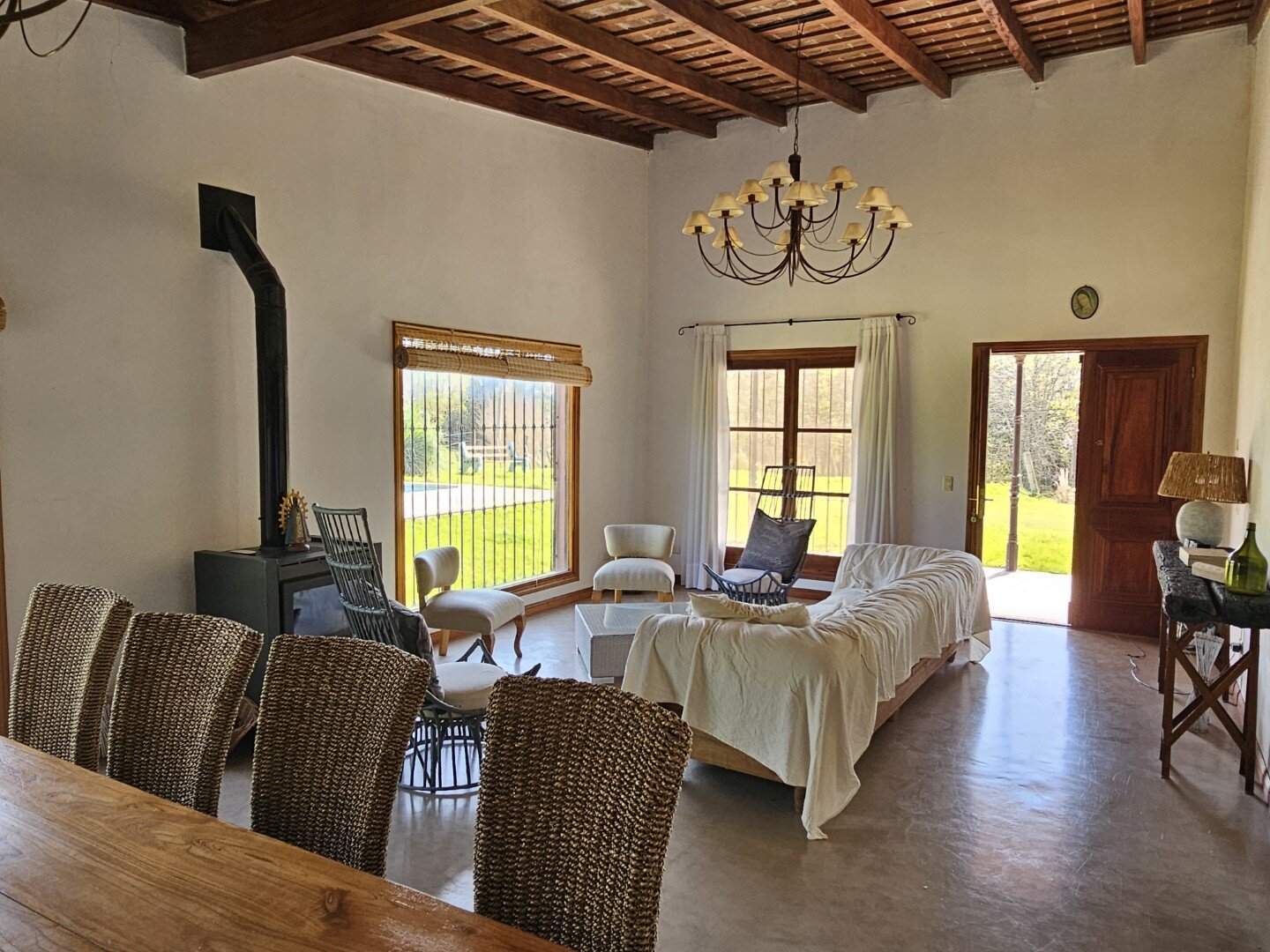 Casa quinta, de tres dormitorios, tres baños y amplio terreno con pileta. Exclente estado — foto 4