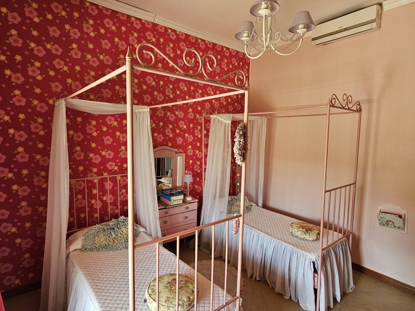Casa quinta, de tres dormitorios, tres baños y amplio terreno con pileta. Exclente estado - 20