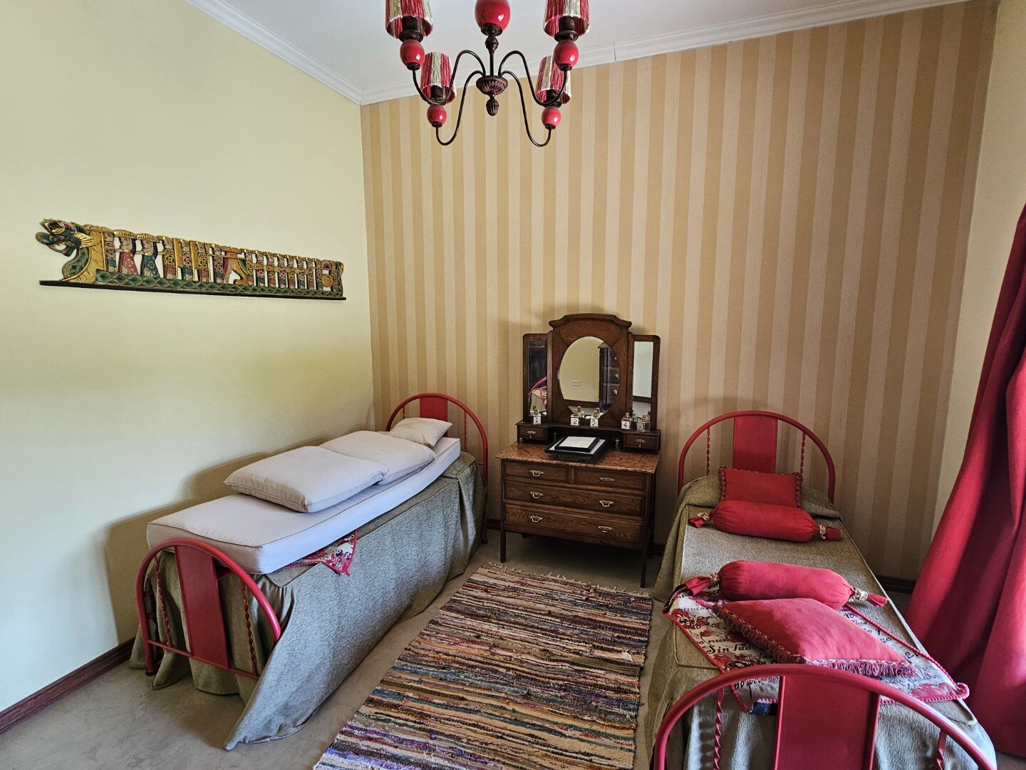 Casa quinta, de tres dormitorios, tres baños y amplio terreno con pileta. Exclente estado — foto 13
