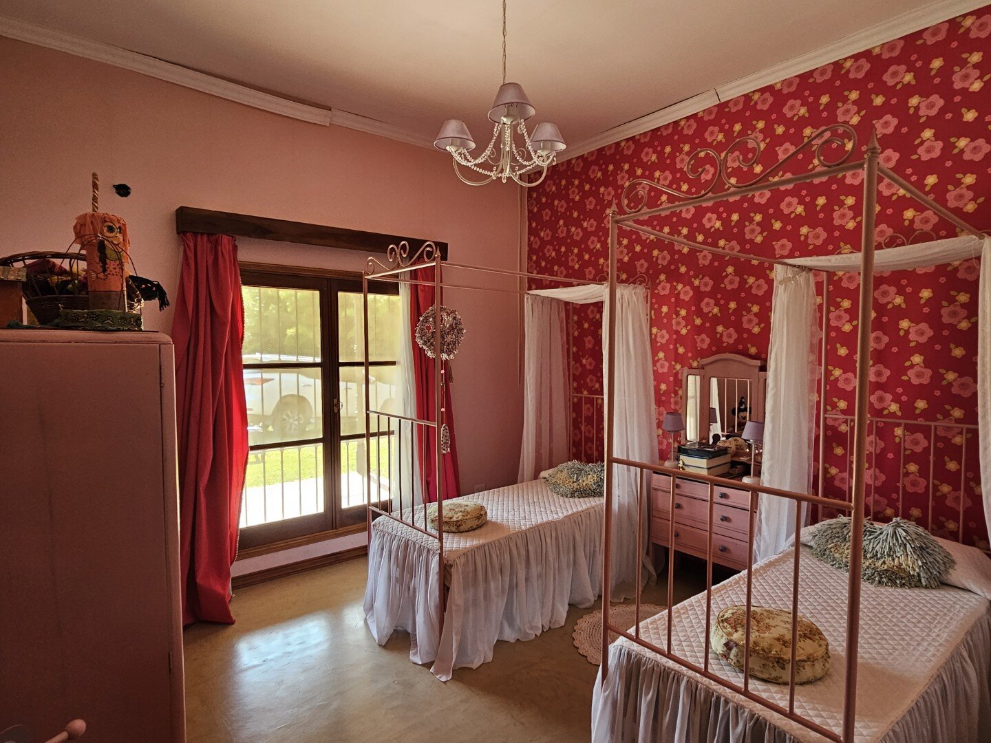 Casa quinta, de tres dormitorios, tres baños y amplio terreno con pileta. Exclente estado - 17