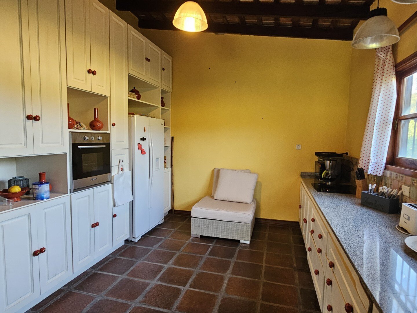 Casa quinta, de tres dormitorios, tres baños y amplio terreno con pileta. Exclente estado - 23