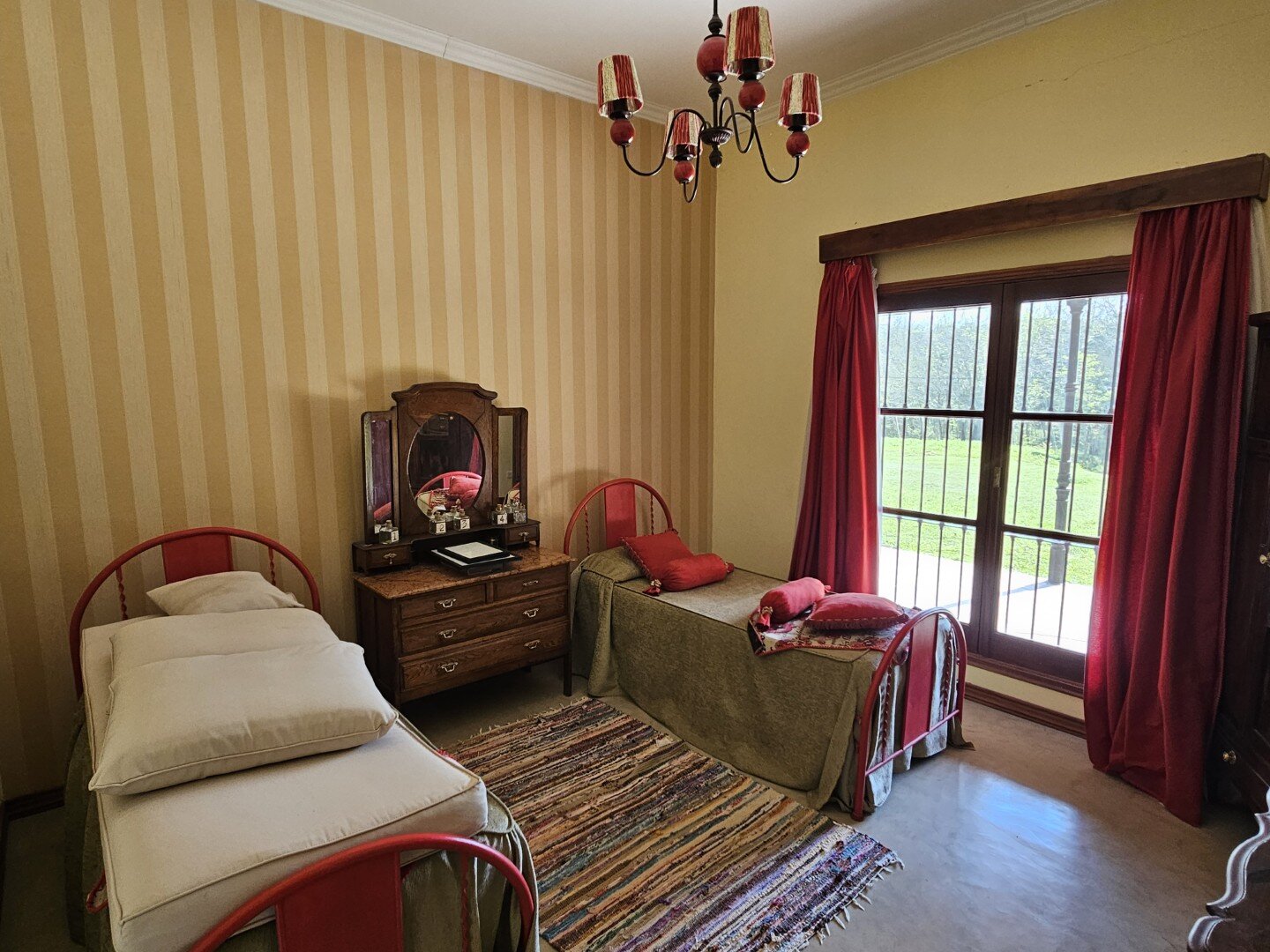 Casa quinta, de tres dormitorios, tres baños y amplio terreno con pileta. Exclente estado - 18