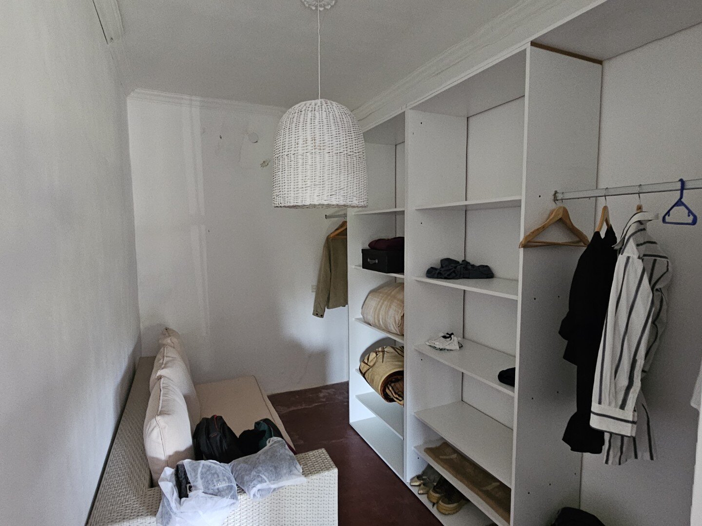 Casa quinta, de tres dormitorios, tres baños y amplio terreno con pileta. Exclente estado - 26