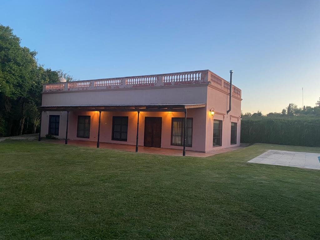 Casa quinta, de tres dormitorios, tres baños y amplio terreno con pileta. Exclente estado — foto 3