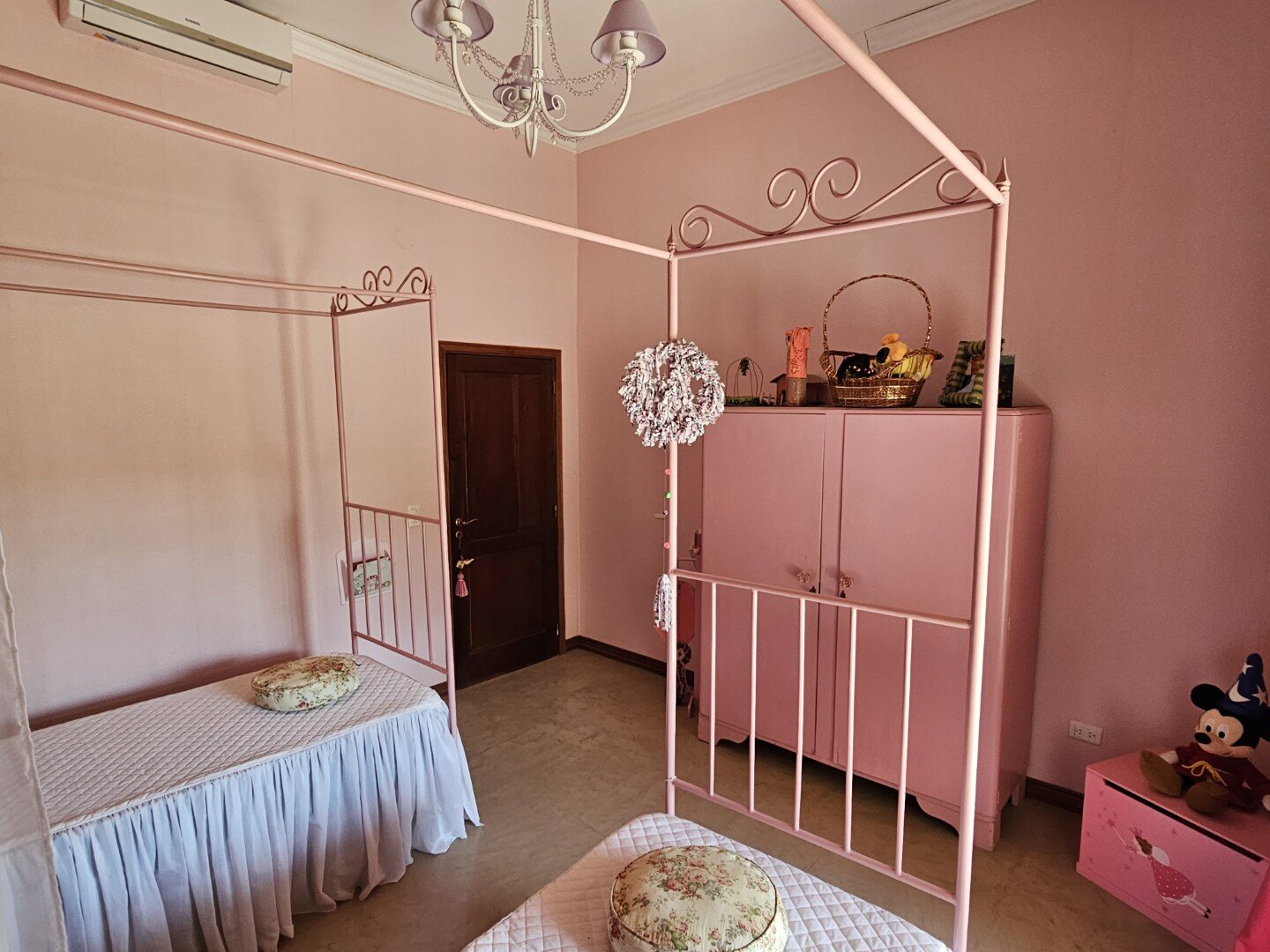 Casa quinta, de tres dormitorios, tres baños y amplio terreno con pileta. Exclente estado - 19