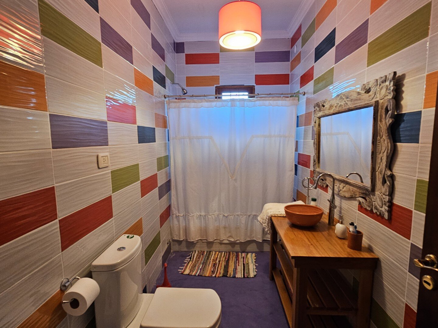 Casa quinta, de tres dormitorios, tres baños y amplio terreno con pileta. Exclente estado - 16