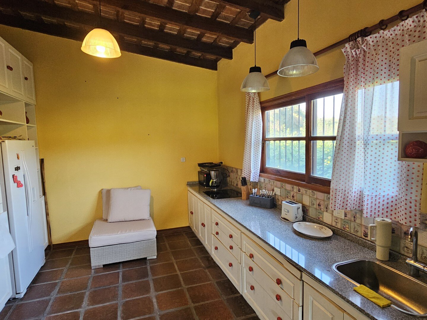 Casa quinta, de tres dormitorios, tres baños y amplio terreno con pileta. Exclente estado - 34