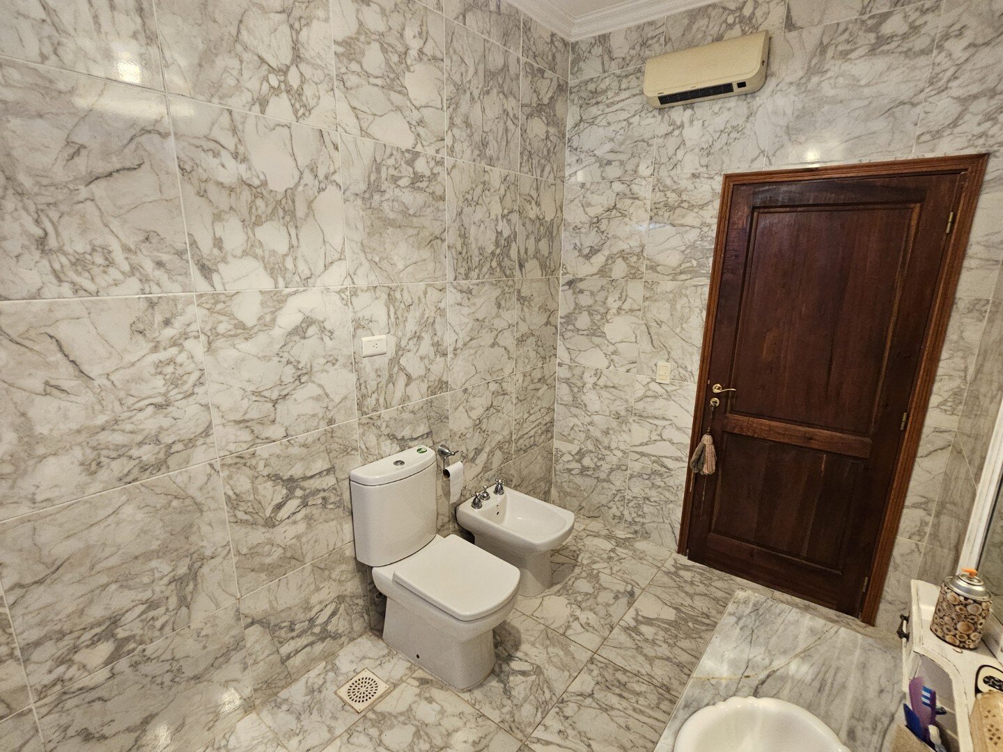 Casa quinta, de tres dormitorios, tres baños y amplio terreno con pileta. Exclente estado - 33