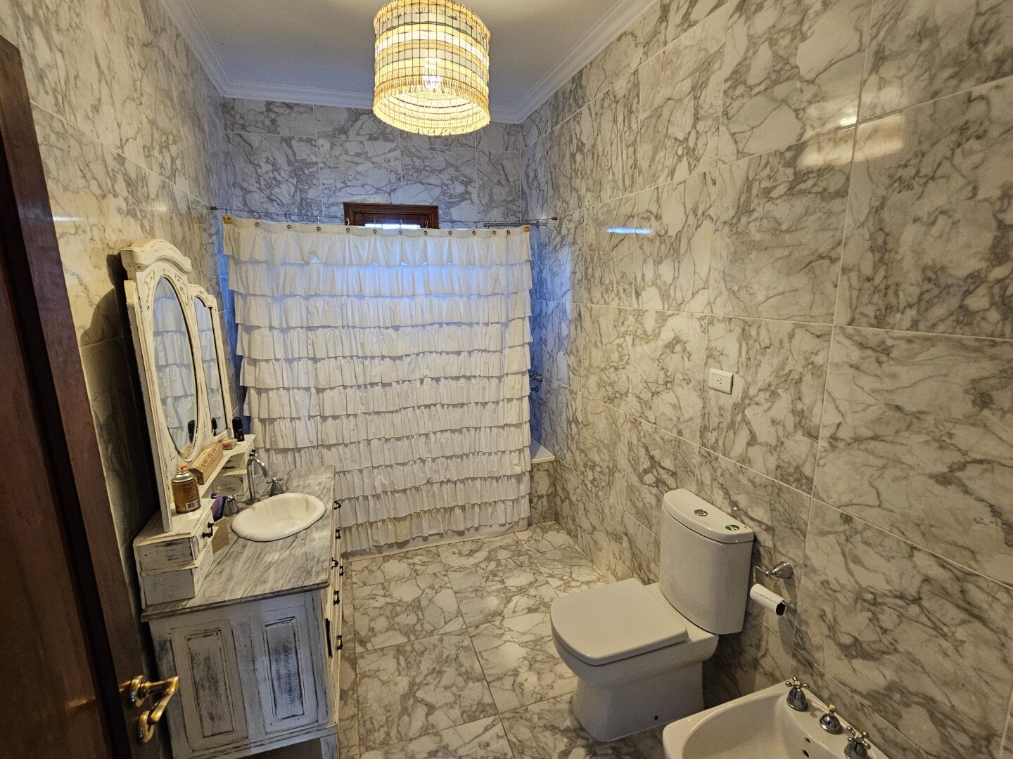 Casa quinta, de tres dormitorios, tres baños y amplio terreno con pileta. Exclente estado - 30