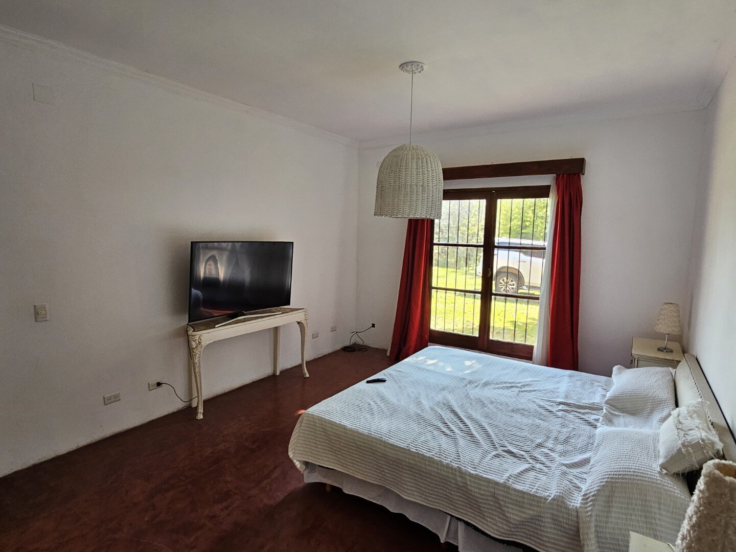 Casa quinta, de tres dormitorios, tres baños y amplio terreno con pileta. Exclente estado - 28