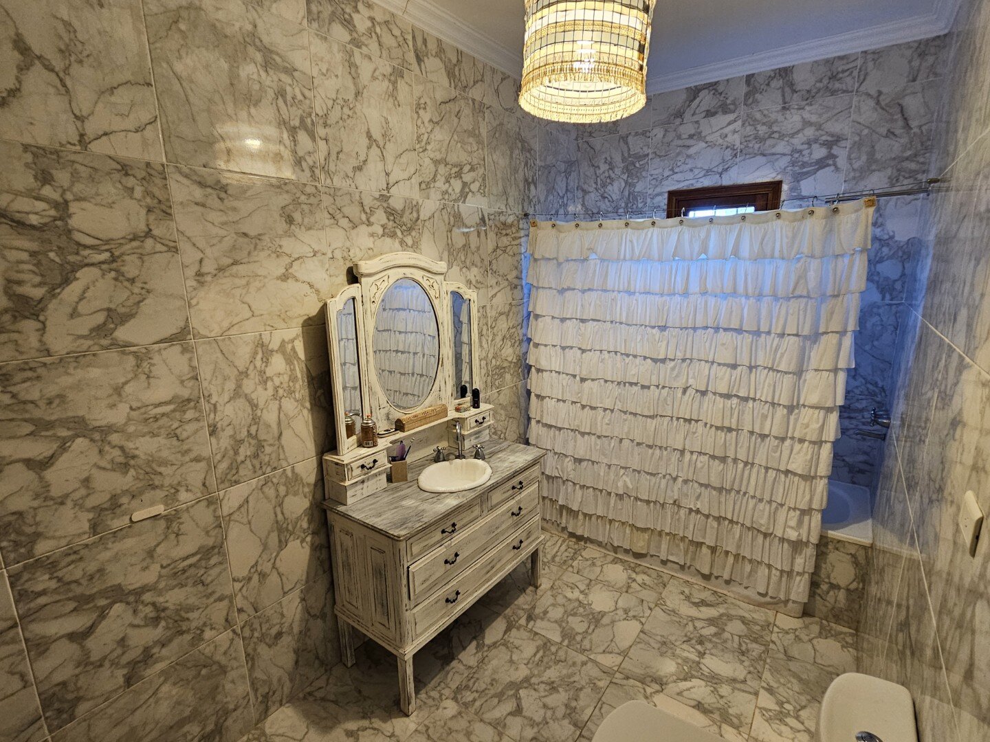 Casa quinta, de tres dormitorios, tres baños y amplio terreno con pileta. Exclente estado - 32