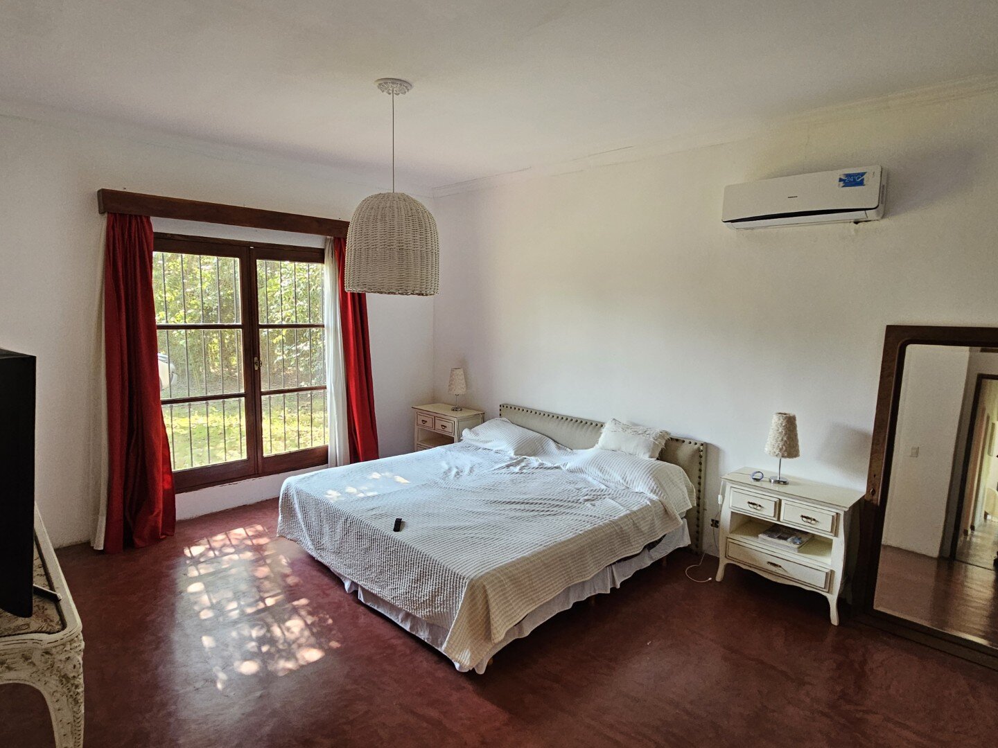 Casa quinta, de tres dormitorios, tres baños y amplio terreno con pileta. Exclente estado - 25