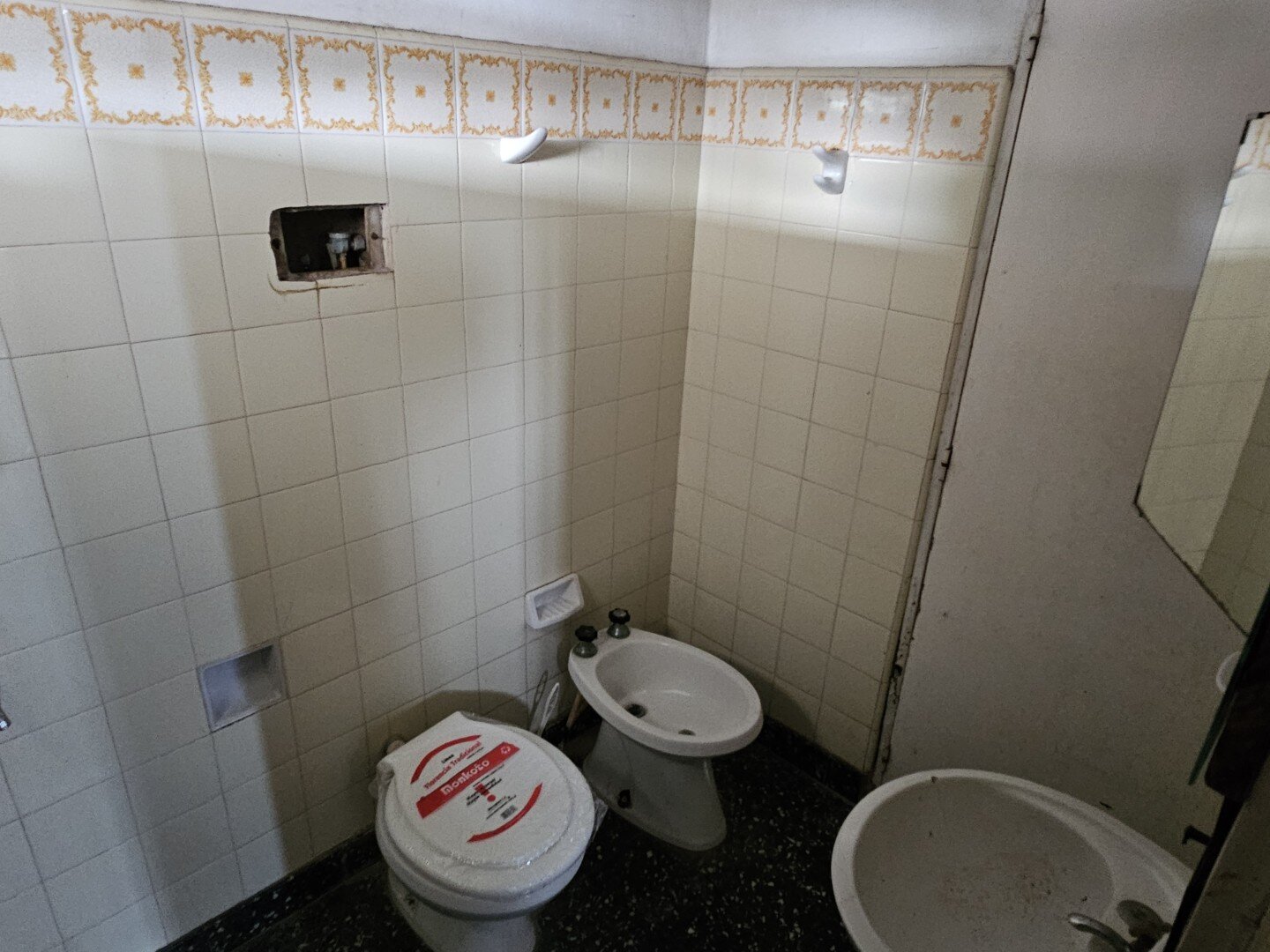 Casa a refaccionar, exclente esquina. Abasolo y Berutti - 20