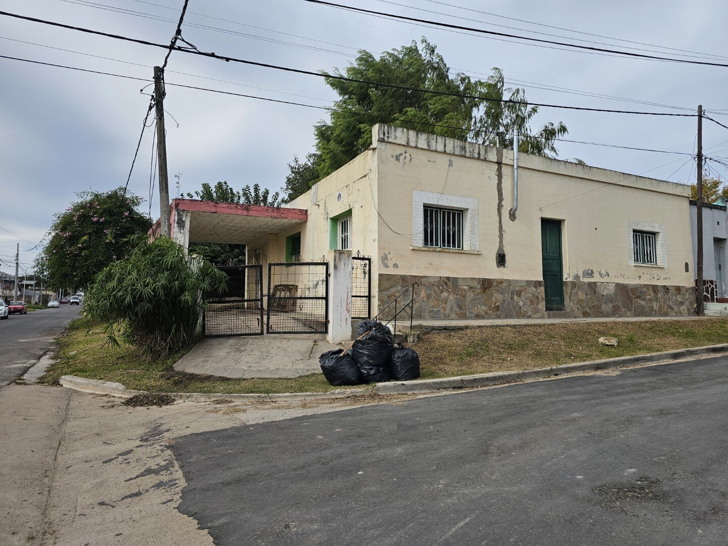 Casa a refaccionar, exclente esquina. Abasolo y Berutti — foto 2