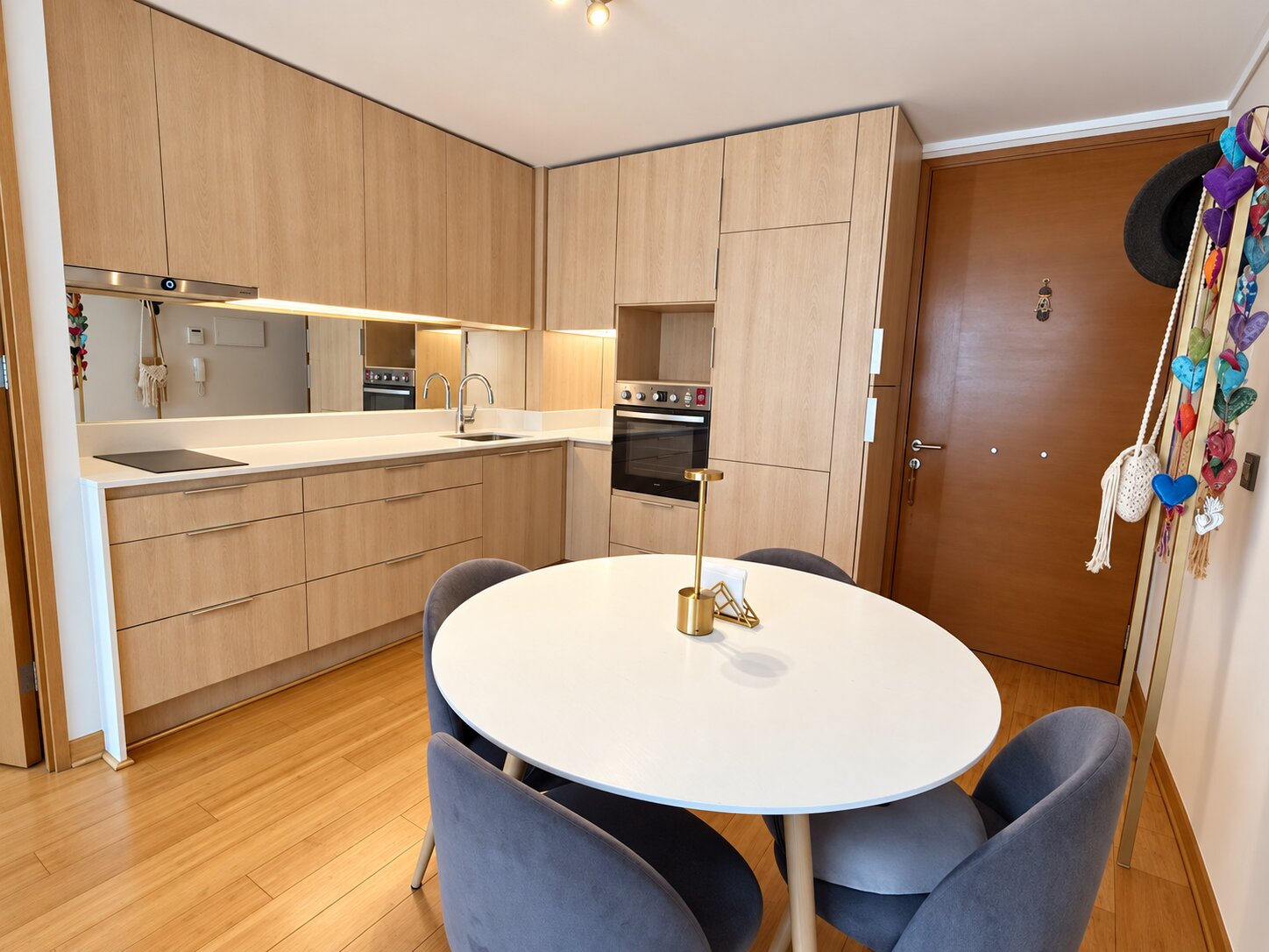 Arriendo dpto 1D+1B+E+B Metro Alcántara
