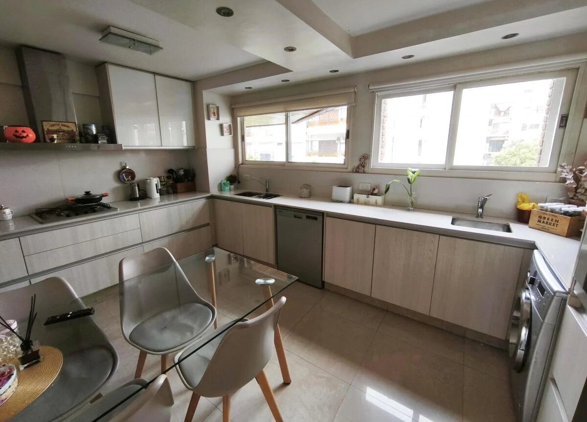 Venta departamento cuatro ambientes en Caballito