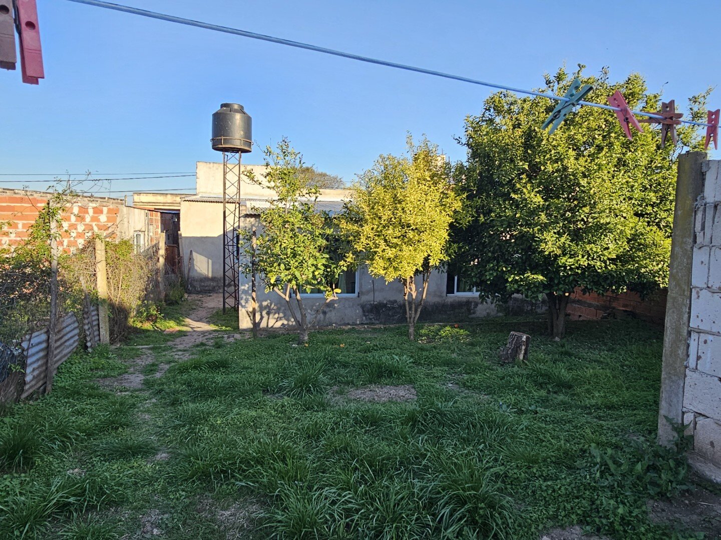Casa de tres dormitorios, un baño completo, cocina comedor, amplio terreno: Laprida 868 - 16