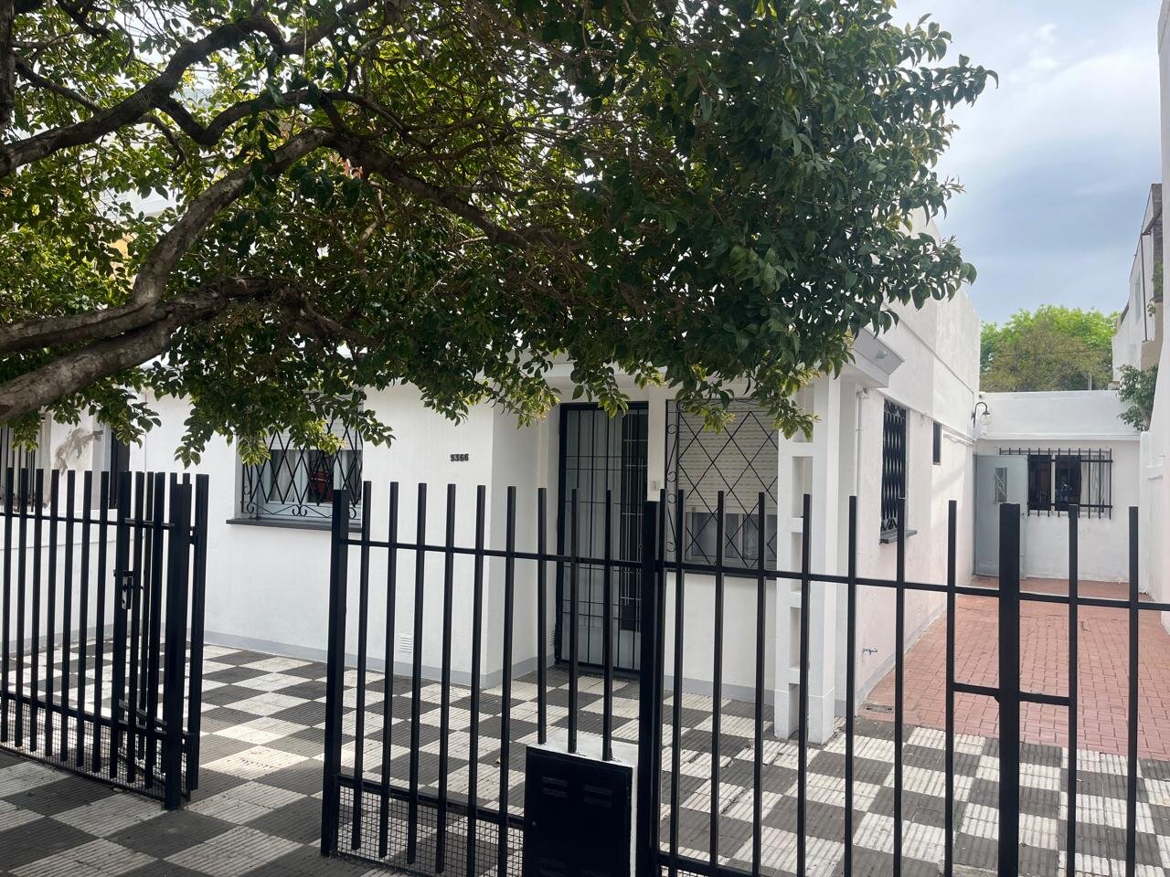 PESSAN Y LARREA BARRIO AZCUENAGA AMPLIA CASA 3 DORMITORIOS