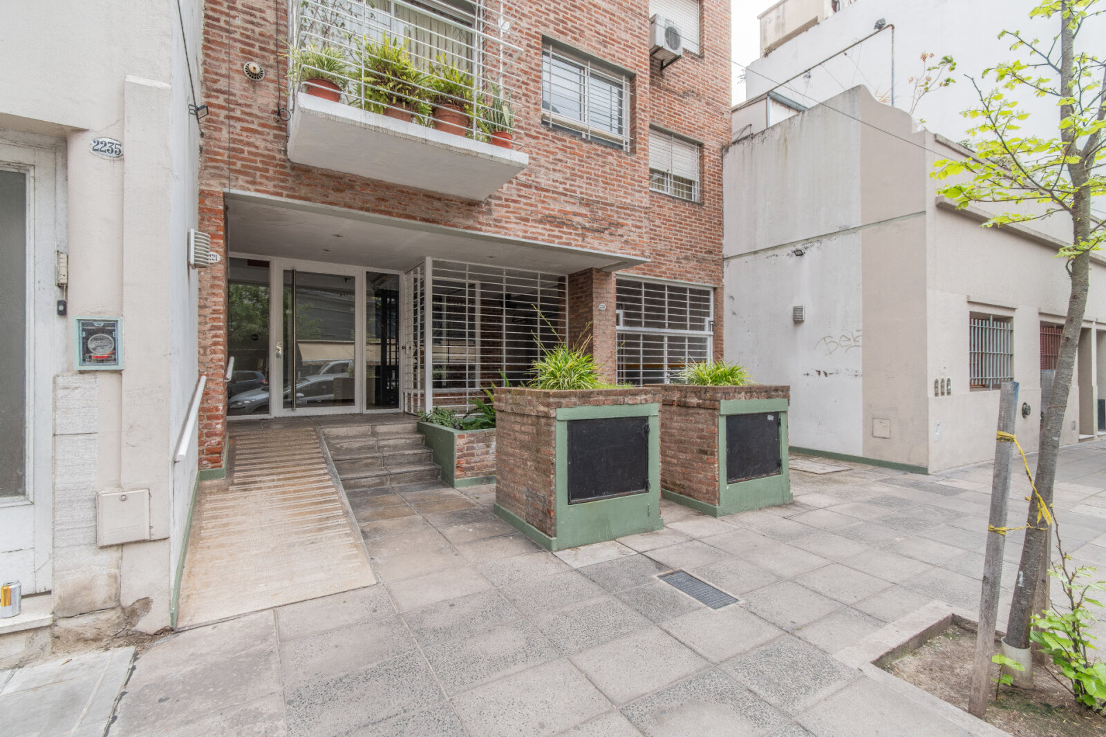 DEPARTAMENTO . FRENTE . CON BALCÓN — foto 8